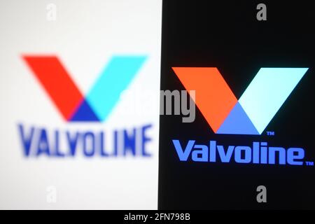 Ucraina. 15 maggio 2021. In questa illustrazione fotografica, il logo Valvoline viene visualizzato su uno smartphone e sullo schermo del pc. (Foto di Pavlo Gonchar/SOPA Images/Sipa USA) Credit: Sipa USA/Alamy Live News Foto Stock