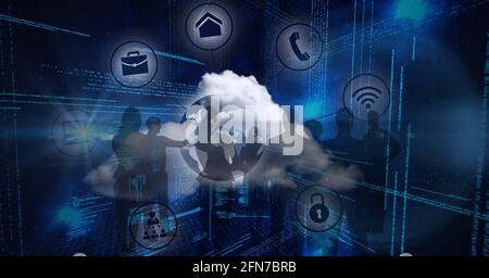 Composizione di icone digitali online sulle silhouette delle persone e sul globo Foto Stock