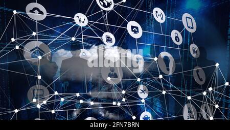 Composizione di icone digitali online sulle sagome delle persone Foto Stock