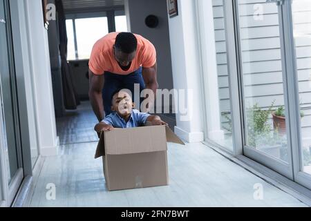 Padre e figlio afro-americano, giocando insieme e sorridendo Foto Stock