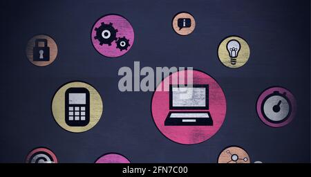 Composizione di icone digitali online su sfondo grigio Foto Stock