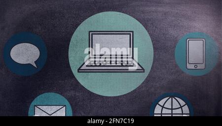 Composizione di icone digitali online su sfondo grigio Foto Stock