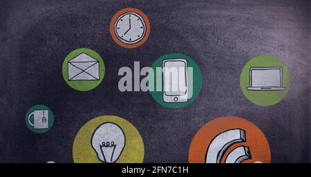 Composizione di icone digitali online su sfondo grigio Foto Stock