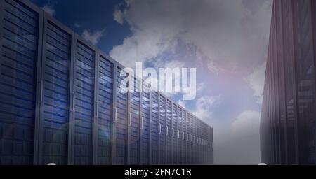 Più server informatici su sfondo blu, elaborazione dei dati e concetti tecnologici Foto Stock