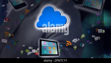 Icone dei social media e dispositivi intelligenti su uomini d'affari, tecnologia e concetti aziendali Foto Stock