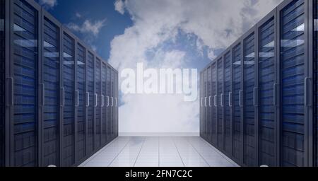 Più server informatici su sfondo blu, elaborazione dei dati e concetti tecnologici Foto Stock