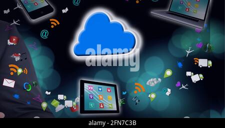 Dispositivi intelligenti e icone dei social media su concetti aziendali, tecnologici e aziendali Foto Stock