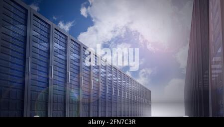 Più server informatici su sfondo blu, elaborazione dei dati e concetti tecnologici Foto Stock