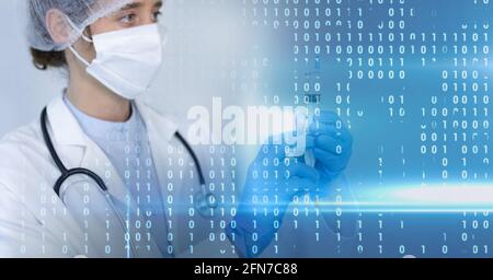 Composizione della codifica binaria sul medico con siringa in faccia maschera Foto Stock