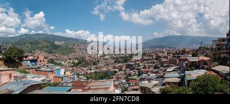 Medellin, Antioquia, Colombia - Dicembre 23 2020: Comuna 13, attrazione Turistica Urbana artistica quartiere storico culturale in un giorno nuvoloso Foto Stock