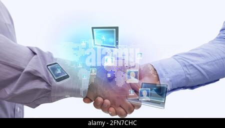 Rete di icone di profilo e dispositivi elettronici su mappa mondiale contro due uomini d'affari che scuotono le mani Foto Stock