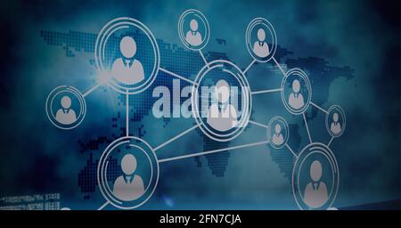 Rete di più icone di profilo ed elaborazione dei dati in tutto il mondo mappa su sfondo blu Foto Stock
