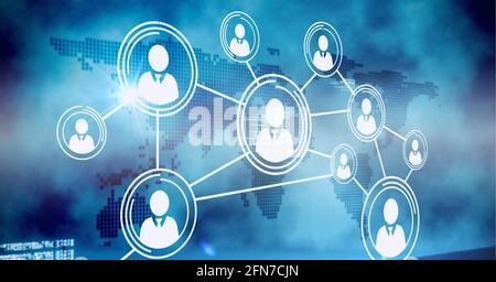 Rete di più icone di profilo ed elaborazione dei dati in tutto il mondo mappa su sfondo blu Foto Stock