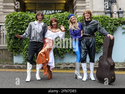 Londra, Regno Unito. 14 maggio 2021. (L-R) Loucas Hajiantoni, Jojo Desmond, Rhiannon Porter ed Edward Handoll in una telefonata per i membri del cast di ABBA Mania alla stazione ferroviaria di London Waterloo. Credit: SOPA Images Limited/Alamy Live News Foto Stock