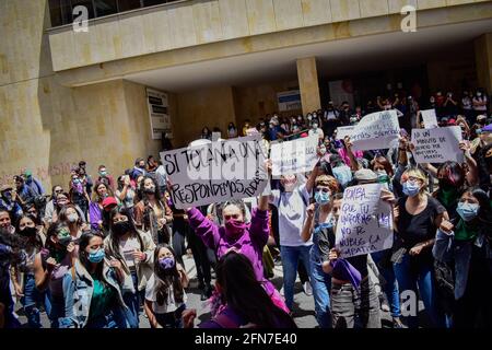 Passo, Narino, Colombia. 14 maggio 2021. I dimostratori si concentrano di fronte alle strutture di accusa che rifiutano recenti atti di violenza da parte delle forze pubbliche a Pato, Narino, Colombia il 14 maggio 2021 Credit: Camilo Erasso/LongVisual/ZUMA Wire/Alamy Live News Foto Stock