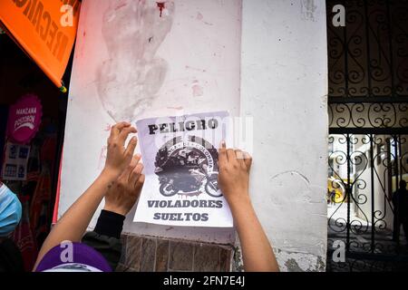 Passo, Narino, Colombia. 14 maggio 2021. I demostratori attaccano un segno su una delle mura della struttura dei pubblici ministeri, allelusione ai recenti atti di violenza a Pato, Narino, Colombia il 14 maggio 2021 Credit: Camilo Erasso/LongVisual/ZUMA Wire/Alamy Live News Foto Stock