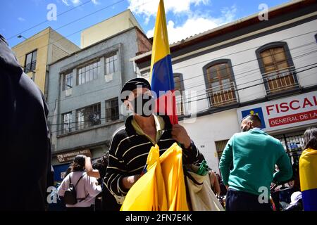 Passo, Narino, Colombia. 14 maggio 2021. L'uomo anziano che lavora come venditore di strada offre bandiere colombiane in vendita per i manifestanti che sono sulla strada a Pato, Narino, Colombia il 14 maggio 2021 Credit: Camilo Erasso/LongVisual/ZUMA Wire/Alamy Live News Foto Stock