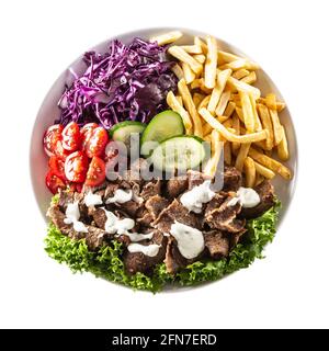 Kebab di vitello turco con vista dall'alto servito con verdure fresche, abete rosso, fuochi francesi e un delizioso tuffo, maionese. Foto Stock