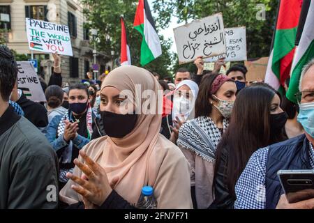 Barcellona, Spagna. 14 maggio 2021. Il protestere è visto aggrapparsi durante la dimostrazione. La Comunità palestinese della Catalogna ha manifestato contro lo Stato di Israele, di fronte alla delegazione del governo spagnolo a Barcellona, a causa degli ultimi eventi del conflitto. I manifestanti chiedono che lo Stato spagnolo non sia d'accordo con le pratiche condotte dalle forze di sicurezza israeliane. (Foto di Thiago Prudencio/SOPA Images/Sipa USA) Credit: Sipa USA/Alamy Live News Foto Stock