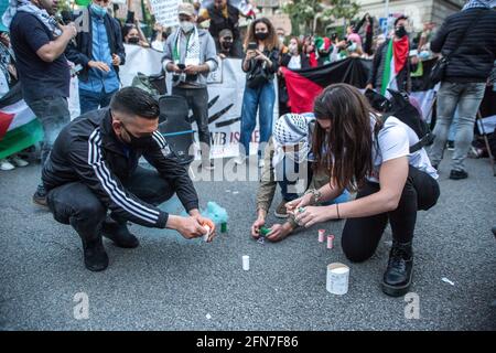 Barcellona, Spagna. 14 maggio 2021. I dimostranti si illuminano durante la dimostrazione. La Comunità palestinese della Catalogna ha manifestato contro lo Stato di Israele, di fronte alla delegazione del governo spagnolo a Barcellona, a causa degli ultimi eventi del conflitto. I manifestanti chiedono che lo Stato spagnolo non sia d'accordo con le pratiche condotte dalle forze di sicurezza israeliane. (Foto di Thiago Prudencio/SOPA Images/Sipa USA) Credit: Sipa USA/Alamy Live News Foto Stock