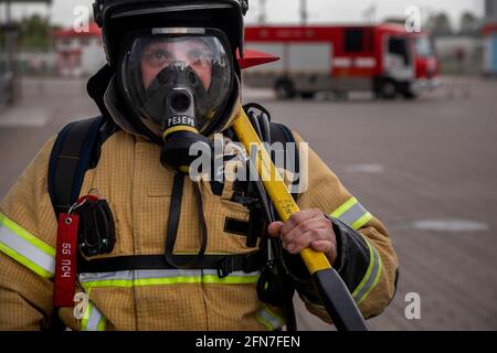 Mosca, Russia. 14 maggio 2021. Una brigata antincendio durante un esercizio dimostrativo per spegnere un incendio a Mosca, in Russia Foto Stock