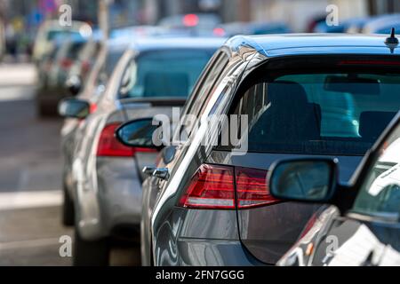 file di auto diverse parcheggiate lungo la strada in città affollata, primo piano, fuoco selettivo Foto Stock