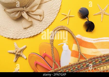 Composizione piatta con accessori per vacanze in spiaggia su sfondo colorato con vista dall'alto, sfondo estivo. Foto Stock