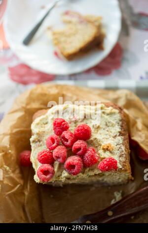 Torta di avocado al lime con lamponi, con glassa di avocado Foto Stock