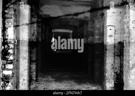 Scatto drammatico e moody di una parete grugnosa di An vecchio edificio in scala di grigi - ottimo per la configurazione horror Foto Stock