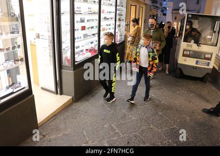 Sir Elton John vacanze a Capri (Italia) con il marito David Arredare e i loro figli Zaccario ed Elia Foto Stock