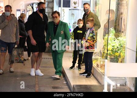 Sir Elton John vacanze a Capri (Italia) con il marito David Arredare e i loro figli Zaccario ed Elia Foto Stock
