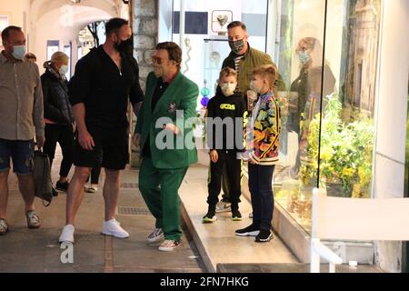 Sir Elton John vacanze a Capri (Italia) con il marito David Arredare e i loro figli Zaccario ed Elia Foto Stock