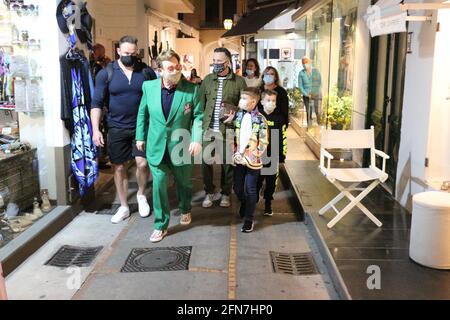 Sir Elton John vacanze a Capri (Italia) con il marito David Arredare e i loro figli Zaccario ed Elia Foto Stock