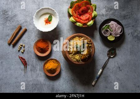 Mughlai cucina dum biryani o riso cotto con spezie indiane e carne. Vista dall'alto. Foto Stock