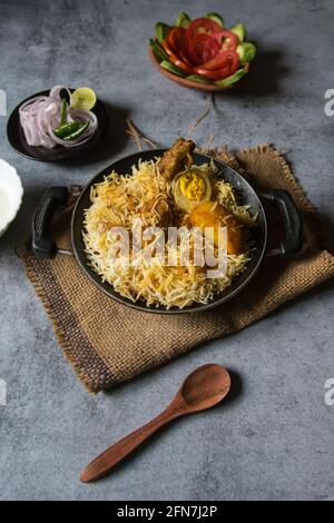 Cucina indiana Mughlai dum biryani o riso cotto con spezie indiane e carne. Vista dall'alto. Foto Stock