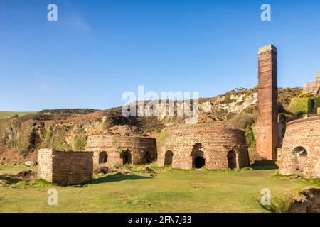 I mattoni derelict a Porth Wen sulla costa nord di Anglesey. Foto Stock