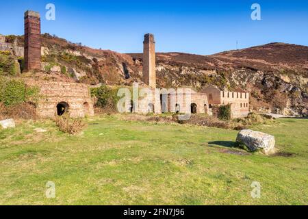 I mattoni derelict a Porth Wen sulla costa nord di Anglesey. Foto Stock