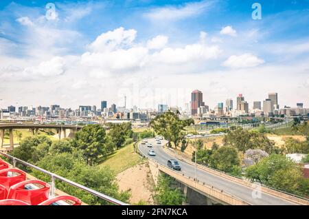 Vista grandangolare dello skyline di Johannesburg dalle autostrade durante una visita turistica intorno all'area urbana Foto Stock