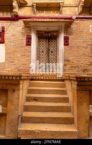 indiano rajasthani vecchia porta tradizionale vintage a jaisalmer. Foto Stock