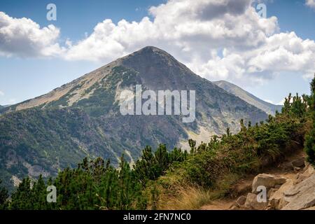 Percorso tra il lago e la capanna di Bezbog e il lago Popovo nel parco nazionale di Pirin, vicino Bansko, Bulgaria Foto Stock