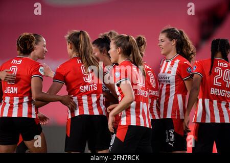 EINDHOVEN, OLANDA - 14 MAGGIO: Joelle Smits di PSV celebra dopo aver segnato il sesto gol con Ellie Jean di PSV, Naomi Pattiwael di PSV, ESM Foto Stock