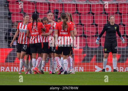 EINDHOVEN, OLANDA - MAGGIO 14: Joelle Smits di PSV celebra il suo terzo obiettivo con Janou livelli di PSV, Esmee Brugts di PSV, Mandy van den Foto Stock