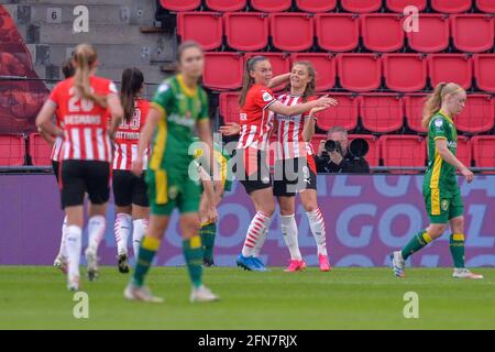 EINDHOVEN, OLANDA - MAGGIO 14: Joelle Smits di PSV e Romee Leuchter di PSV festeggiano dopo aver segnato il suo primo gol al al fianco durante la Erediv delle Donne Foto Stock