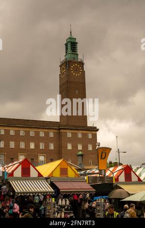 Norwich City Hall orologio torre principale con mani mancanti un lato Foto Stock