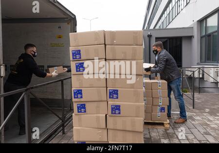 KIEV, UCRAINA - 17 aprile 2021: Aiuti umanitari. Epidemia di coronavirus in Ucraina. Aiutare i poveri. Migliaia di pacchetti alimentari della Fondazione Poroshenko inviati a pensionati e persone con disabilità Foto Stock