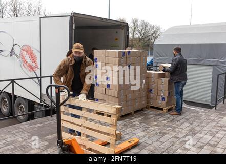 KIEV, UCRAINA - 17 aprile 2021: Aiuti umanitari. Epidemia di coronavirus in Ucraina. Aiutare i poveri. Migliaia di pacchetti alimentari della Fondazione Poroshenko inviati a pensionati e persone con disabilità Foto Stock