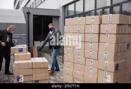 KIEV, UCRAINA - 17 aprile 2021: Aiuti umanitari. Epidemia di coronavirus in Ucraina. Aiutare i poveri. Migliaia di pacchetti alimentari della Fondazione Poroshenko inviati a pensionati e persone con disabilità Foto Stock