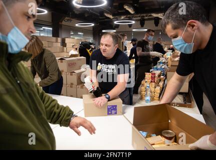 KIEV, UCRAINA - 17 aprile 2021: Aiuti umanitari. Epidemia di coronavirus in Ucraina. Aiutare i poveri. Migliaia di pacchetti alimentari della Fondazione Poroshenko inviati a pensionati e persone con disabilità Foto Stock