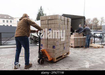 KIEV, UCRAINA - 17 aprile 2021: Aiuti umanitari. Epidemia di coronavirus in Ucraina. Aiutare i poveri. Migliaia di pacchetti alimentari della Fondazione Poroshenko inviati a pensionati e persone con disabilità Foto Stock