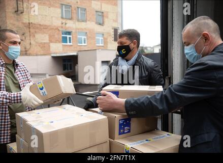 KIEV, UCRAINA - 17 aprile 2021: Aiuti umanitari. Epidemia di coronavirus in Ucraina. Aiutare i poveri. Migliaia di pacchetti alimentari della Fondazione Poroshenko inviati a pensionati e persone con disabilità Foto Stock